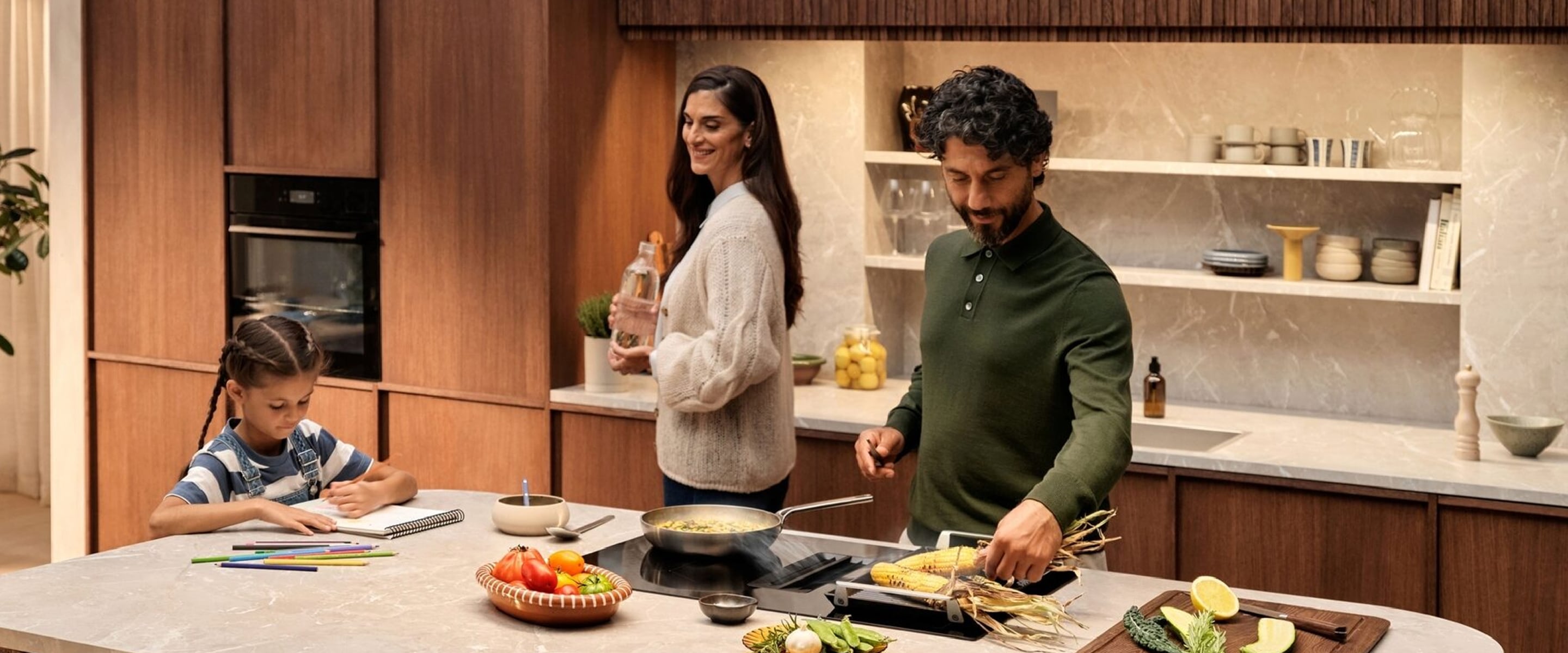 Mand, kvinde og lille pige i køkkenet.