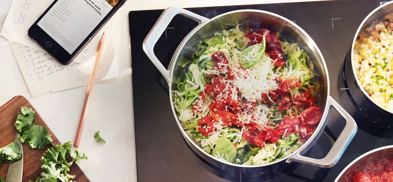 Squash-pasta med tomatsauce