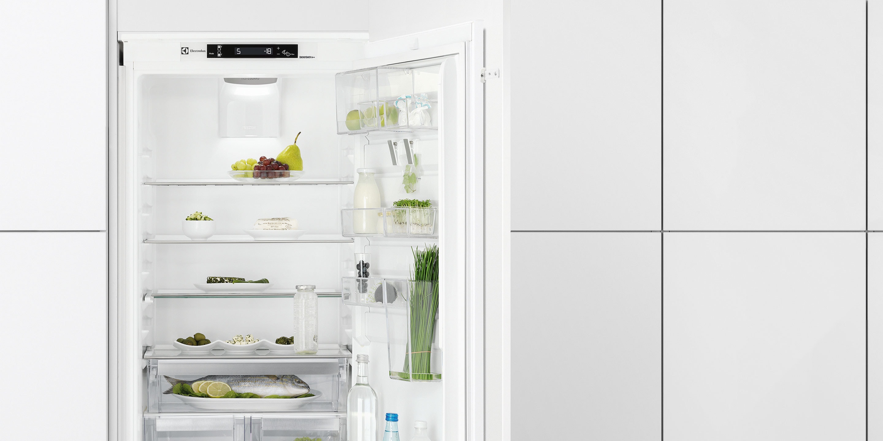 Inde i et køle-fryseskab