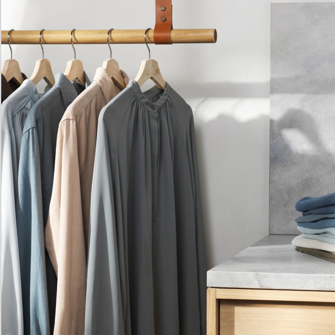 Skjorter på et tøjstativ.